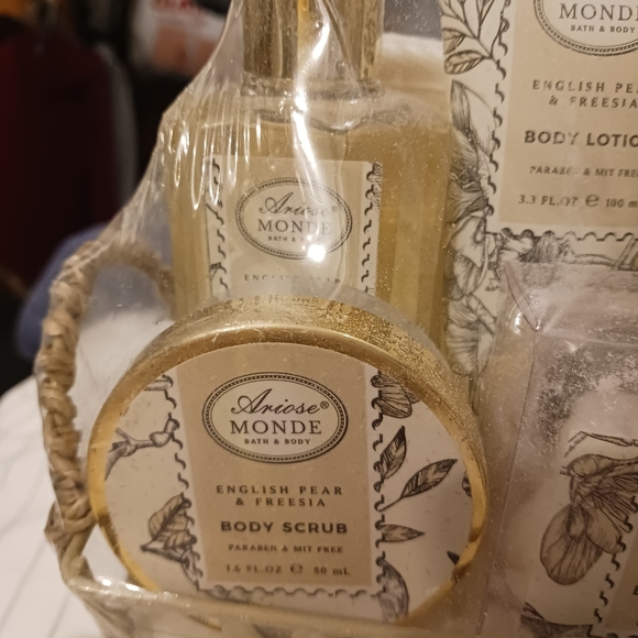 NWT! ARIOSE MONDE BATH SET (English Pear & Freesia) - Picture 6 of 14